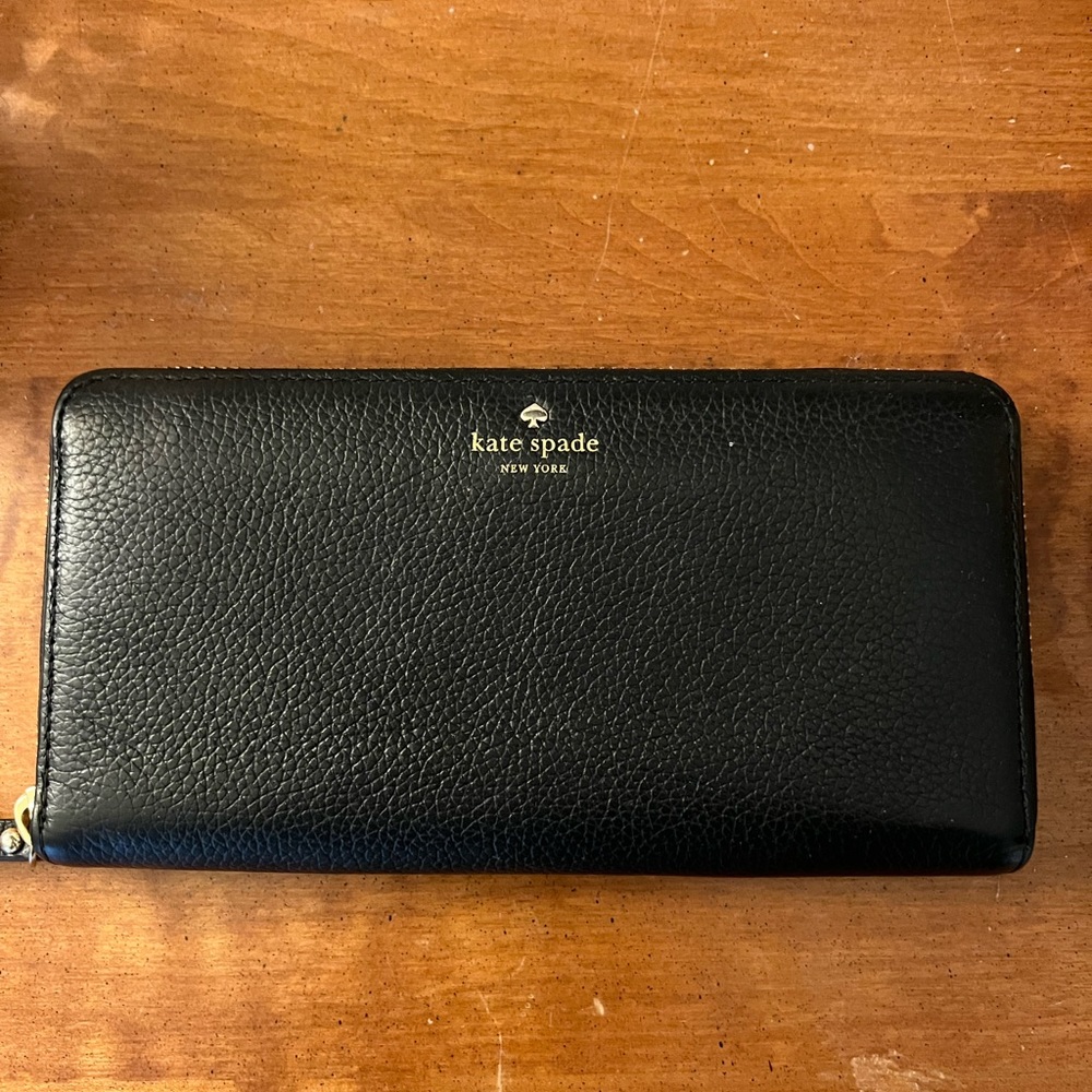 Kate Spade wallet in color black